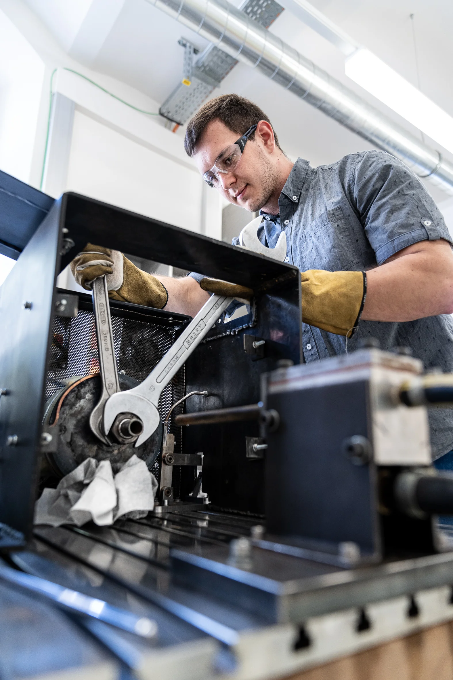 Montagearbeit beim AMB Hochtemperaturtribometer "Luzia"