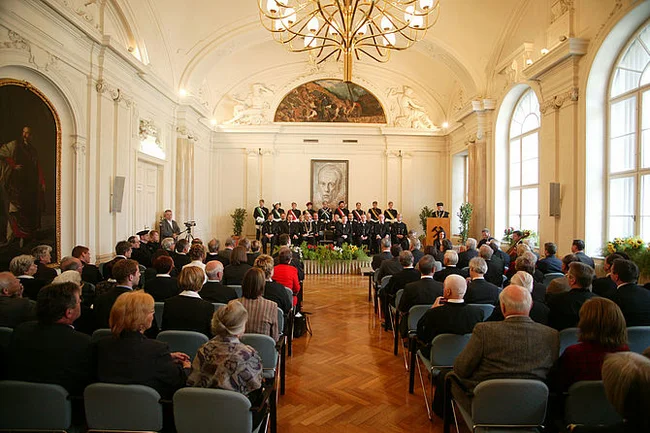 Feierliche Überreichung einer Promotionsurkunde im Rahmen einer akademischen Feier